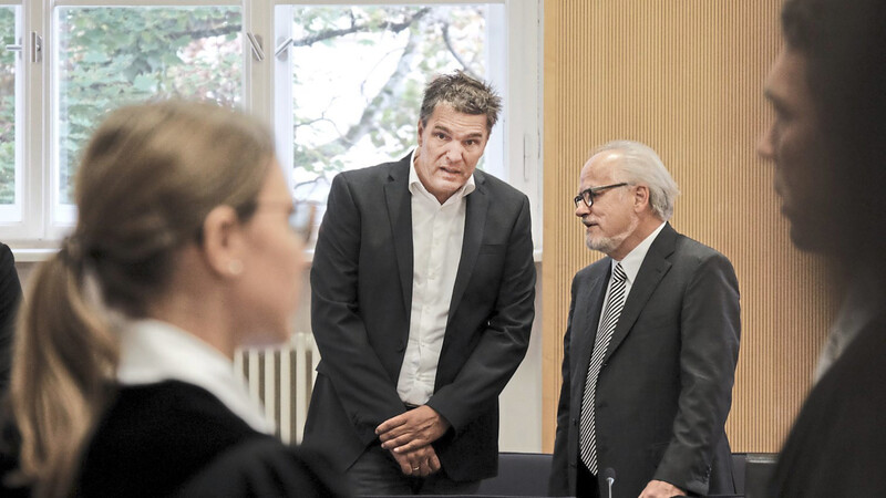Der angeklagte frühere Bayern-Ei-Chef Stefan Pohlmann (M.) mit einem seiner Verteidiger, Professor Ulrich Ziegert aus München.