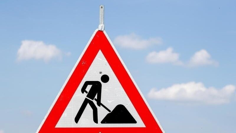 Am Montag ist die B11 bei Viecht im Brückenbereich wegen Bauarbeiten halbseitig gesperrt. Es kommt zu Behinderungen. (Symbolbild)