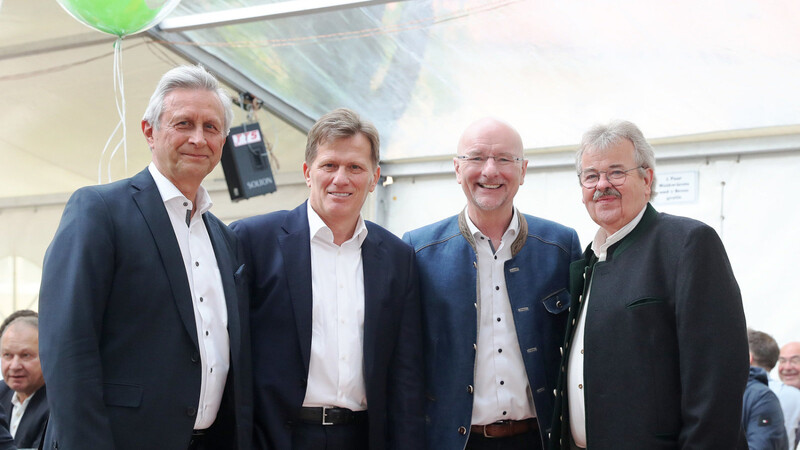 Aufsichtsratsvorsitzender Dieter Koniarski, Verbandsvorsitzender Hans Maier, Oberbürgermeister Alexander Putz und LaWoBau-Vorstand Johann Bergmeier (von links)