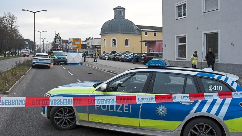 Nach dem tödlichen Fahrradunfall am Donnerstagmorgen ist die Adolf-Schmetzer-Straße längere Zeit komplett gesperrt.