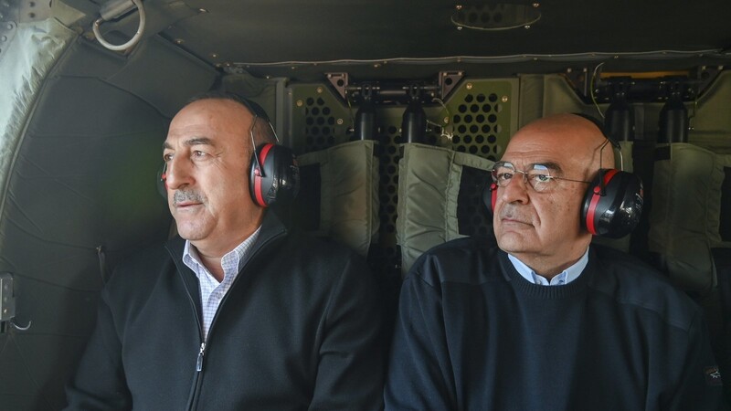 Die Außenminister von Griechenland und der Türkei, Nikos Dendias (r.) und Mevlut Cavusoglu, überfliegen das Erdbebengebiet.