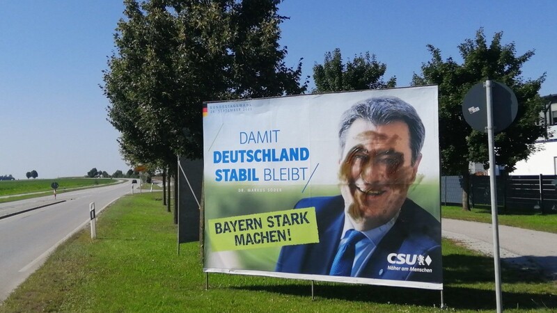 Direkt am Ortsausgang von Straßkirchen (Kreis Straubing-Bogen) haben sich Anfang September bislang unbekannte Täter mit einer braunen Masse an einem Wahlplakat von Ministerpräsident Markus Söder (CSU) ausgetobt. Der Kreisverband stellt Strafanzeige.