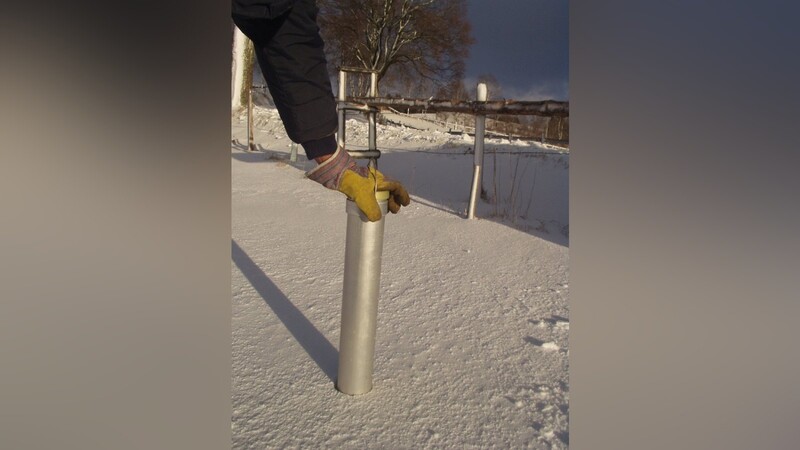 Ein ehrenamtlicher Schneebeobachter unterstützt in Bayern das Landesamt für Umwelt (LfU) bei der Berechnung von Schneeschmelze und möglichen Taufluten (undatierte Aufnahme). Dafür werden Schneebeobachter mit Schneemess-Sondern ausgestattet.