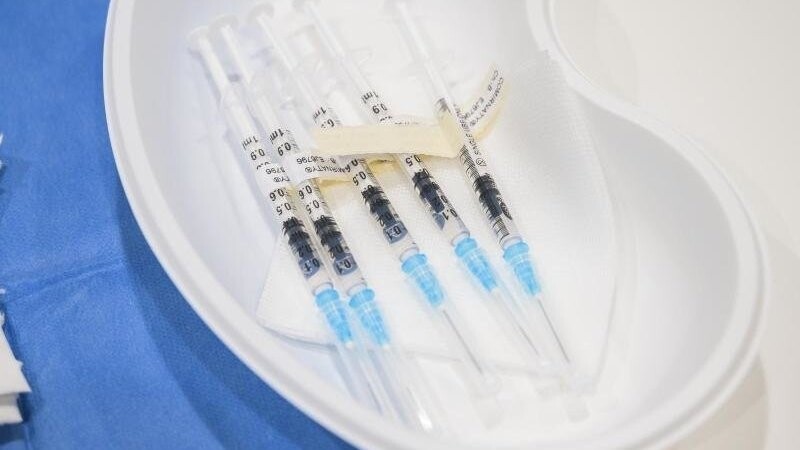 Vorbereitete Spritzen für Corona-Impfungen liegen in einer Schale.