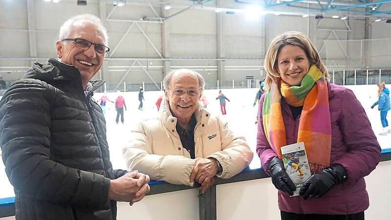 Johann Nuber (Amt für Sport und Freizeit), EC-Vorsitzender Ferdinand Dedovich und Regensburgs Sportbürgermeisterin Astrid Freudenstein (v.li.) besuchten Kinder beim Schlittschuhlaufen.