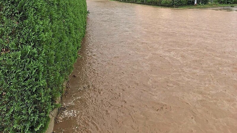 So soll es in Mallmersdorf nicht mehr aussehen - hier eine Aufnahme vom Hochwasser im Jahr 2018.  Foto: Robert Maier