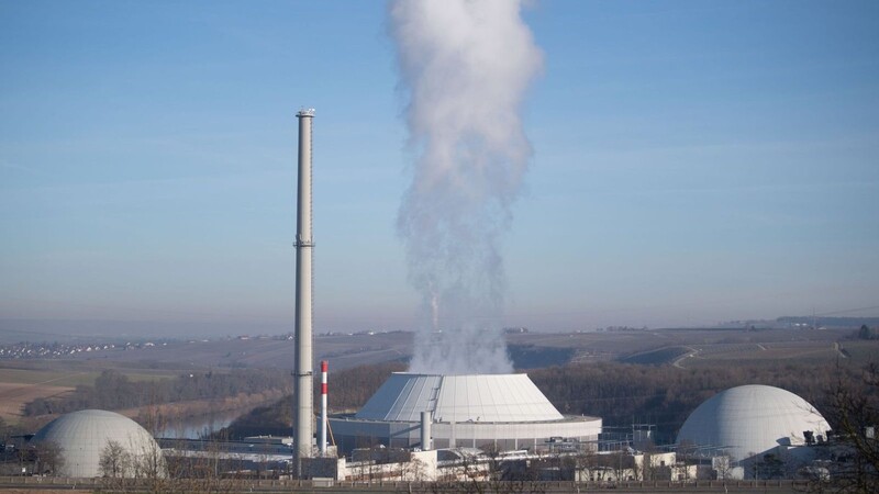 Dampf steigt aus dem Kühlturm (M) von Block 2 des Kernkraftwerks Neckarwestheim.
