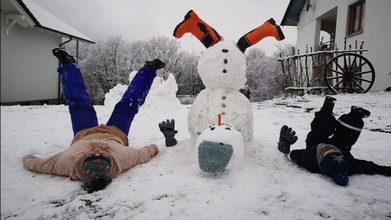Unter dem Nutzernamen Natalie erreichte uns ein Schneemann, der aus den Latschen kippte - seine Erbauer taten es ihm gleich.