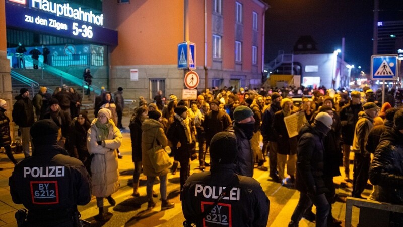 Polizisten versuchen einen Demonstrationszug von Gegnern der Corona-Politik vor dem Hauptbahnhof von München zu stoppen.