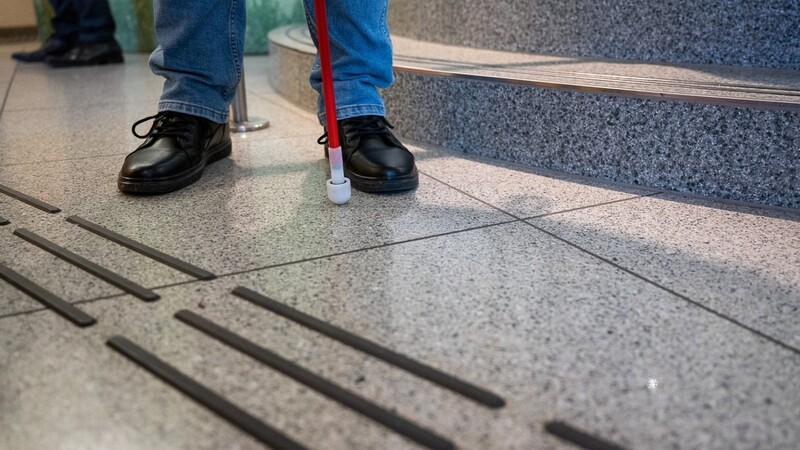 Zur Barrierefreiheit gehören für Blinde zum Beispiel auch sogenannte Bodenindikatoren. Sie helfen ihnen, sich zu orientieren.