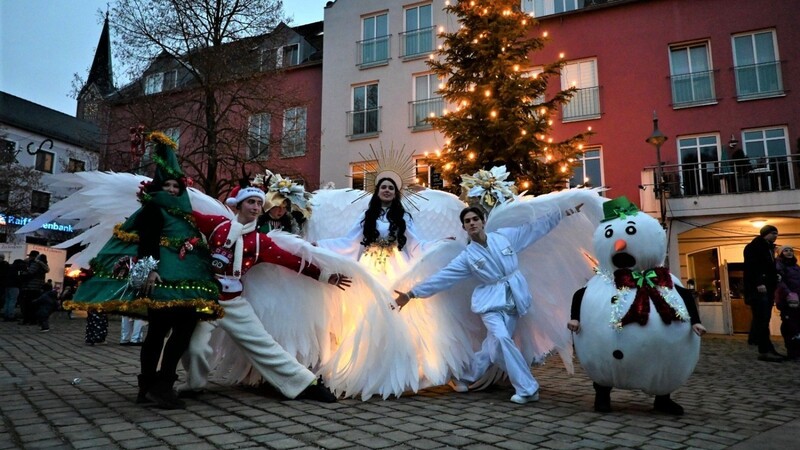 In Rottenburg (wie auf dem Bild) und in Pfeffenhausen führten die Petrovs je eine Weihnachtsshow auf den Christkindlmärkten auf.