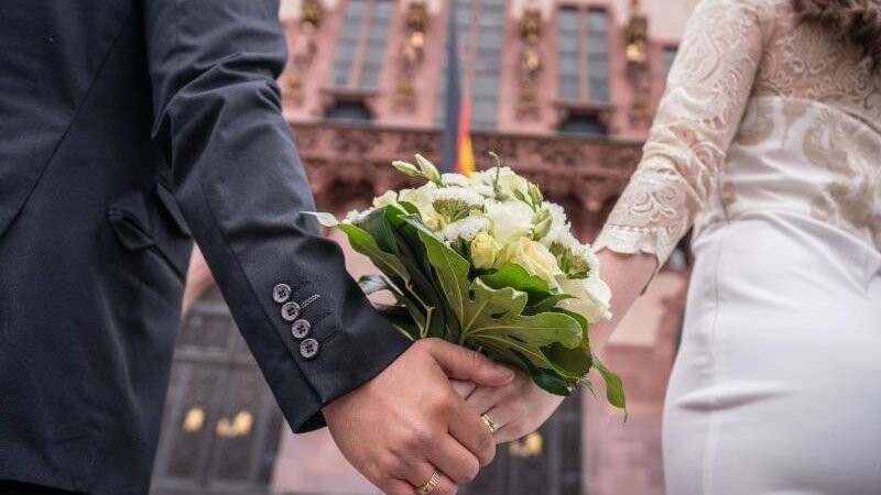 Viele Menschen in Bayern wollen jetzt schnell heiraten.