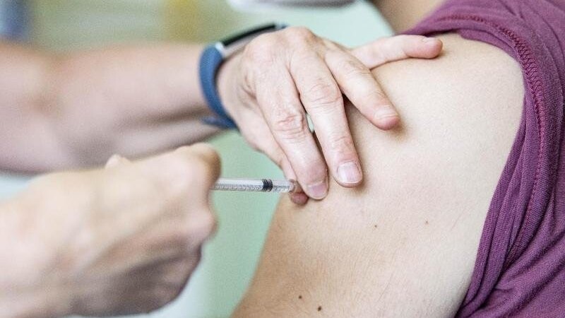 Ein Kinder- und Jugendarzt impft einen Jugendlichen mit dem Corona-Impfstoff Comirnaty von Biontech/Pfizer. An den Schulen in Bayern sollen im Herbst vereinzelt Impfaktionen stattfinden. (Symbolbild)