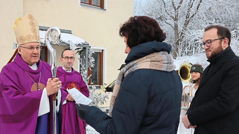Drei Monate nach seiner Installation durfte der jüngste Pfarrer des Bistums Bischof Rudolf Voderholzer in Brennberg beim Pastoralbesuch begrüßen.
