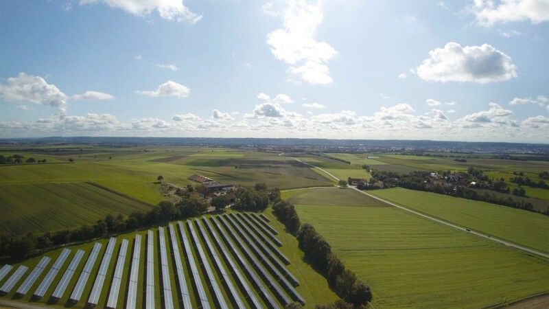 Die Photovoltaikanlage auf dem Gelände der Reststoffdeponie Spitzlberg produziert umweltfreundliche Energie für den Landkreis Landshut.