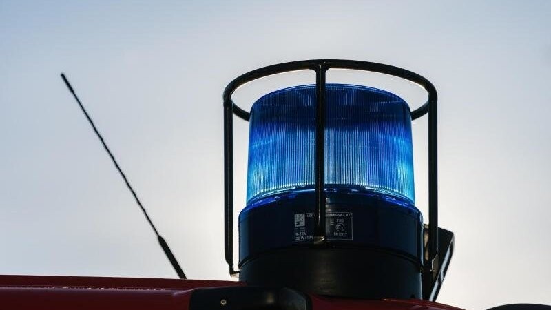 Ein Blaulicht auf dem Dach eines Einsatzfahrzeugs der Feuerwehr.