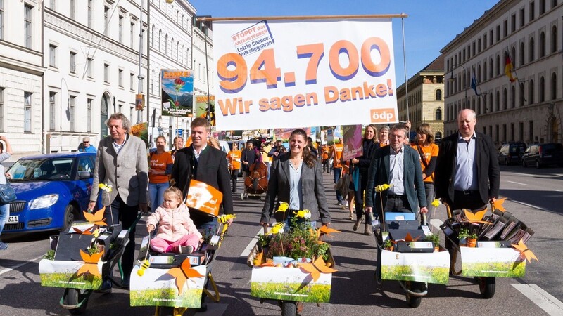 Mit fast 100.000 Unterschriften auf dem Weg zum Innenministerium. Mit dabei, Bernhard Suttner (2. von rechts).