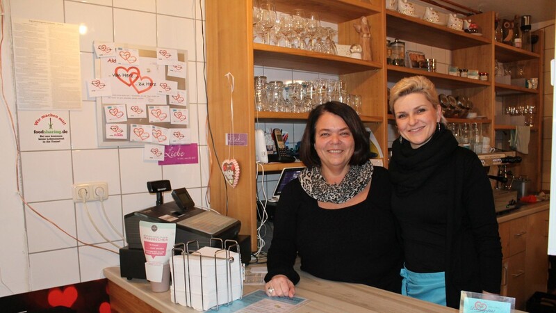 Inhaberin Petra Penzkofer-Hagenauer (links) und Geschäftsführerin Lenka Gagliardi im Café Lebensgefühl