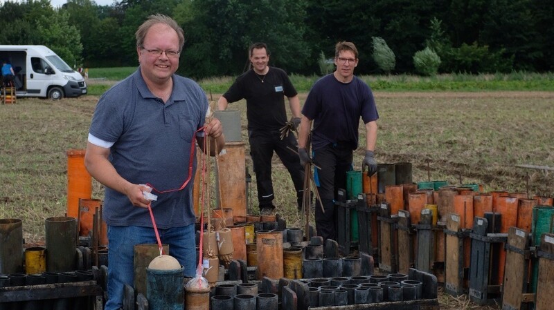 Peter Sauer und seine Helfer zünden jedes Jahr das Prachtfeuerwerk. Davor gibt's eine Ochsensemmel beim Wenisch.