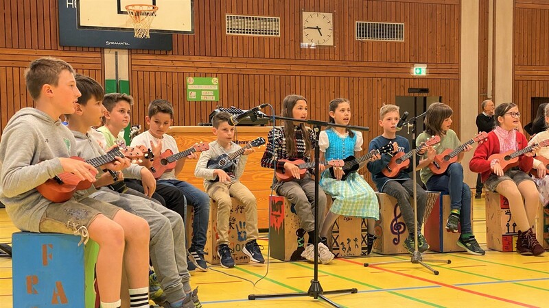 Die Klasse 4b steuerte zwei Stücke zum Musikprogramm bei, die sie mit ihren Ukulelen einstudiert hatten.
