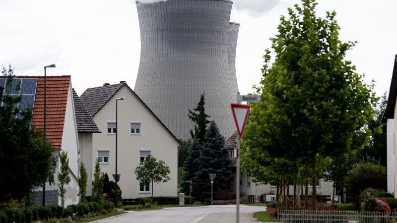 Die Kühltürme vom Atomkraftwerk Gundremmingen bei Günzburg sind zwischen Wohnhäusern zu sehen.