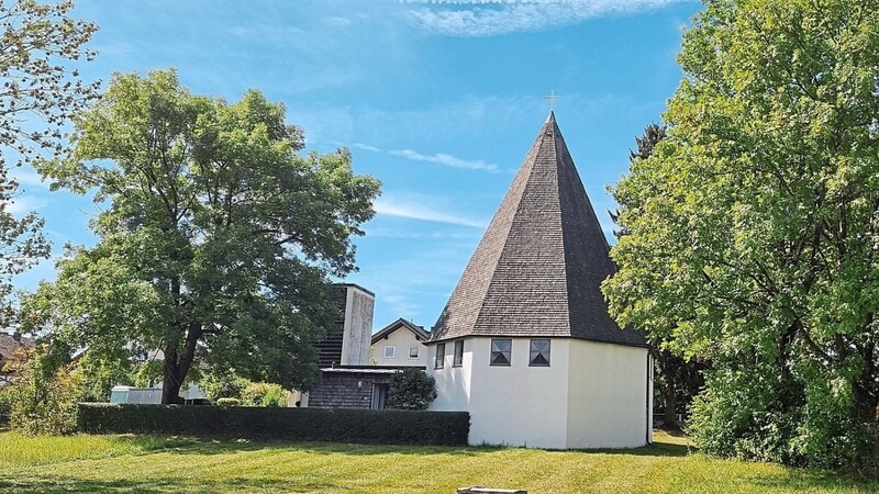 Wegen seiner achteckigen Form ist der vom Architekten Franz Lichtblau entworfene Bau der Hunderdorfer Friedenskirche eine Besonderheit.