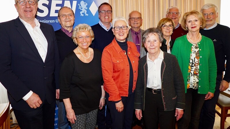 Der neue Vorstand der Senioren-Union in der CSU Straubing-Stadt und die Ehrengäste mit der Vorsitzenden Stadträtin Renate Lermer (vorne Mitte).