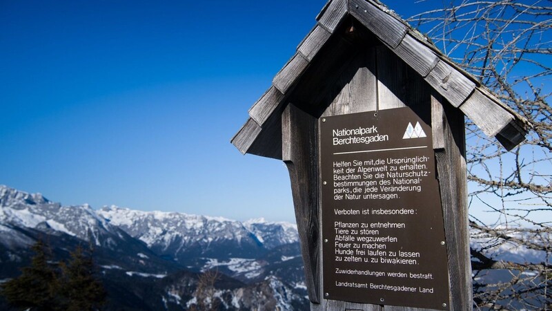 Ein Schild mit der Aufschrift "Nationalpark Berchtesgaden" auf dem Jenner-Berg bei Schönau am Königssee.