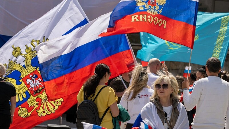 Demonstranten zeigen Fahnen mit russischen Farben am Odeonsplatz bei einer prorussische Demonstration zur Erinnerung an den "Tag des Sieges" zum Ende des Zweiten Weltkriegs.