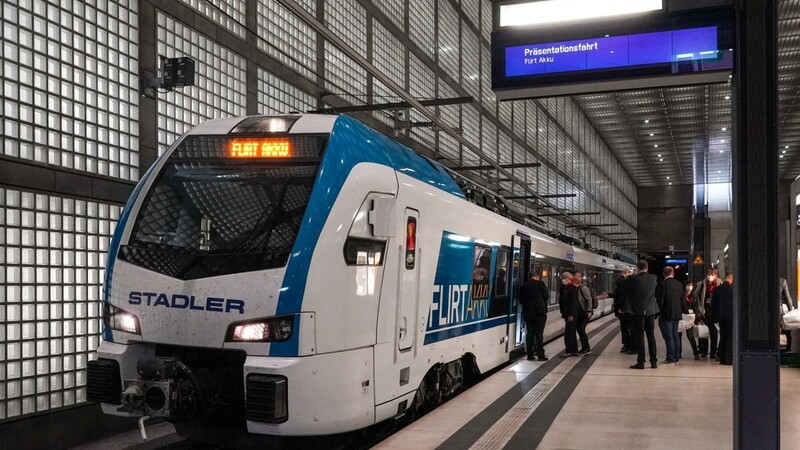 Ein batteriebetriebener Zug "Flirt Akku 3-Teiler" des Herstellers Stadler fährt erstmals durch den Leipziger City-Tunnel während der Präsentationsfahrt von Delitzsch nach Döbeln. Auch in Bayern und Baden-Württemberg sollen nun Batteriezüge getestet werden.