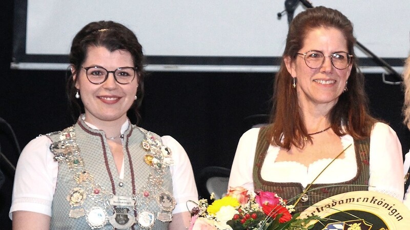 Die Damenkönigin Theresa Pleiner (links) und ihre Vorgängerin Inge Dietl.