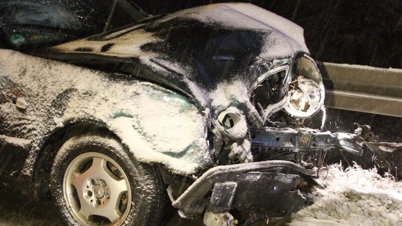 Auf der A93 bei Pentling kam es am Sonntagabend auf schneebedeckter Fahrbahn zu einem schweren Unfall.