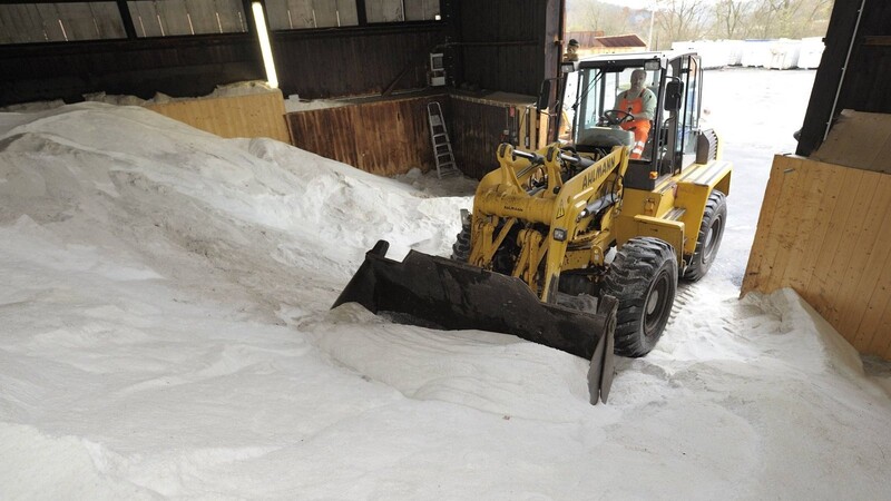 In den Bauhöfen im Landkreis Landshut stehen für den Winter mehr als 3.000 Tonnen Streusalz zur Verfügung. (Symbolbild)