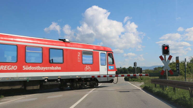 Mehrere Züge der Gäubodenbahn zwischen Bogen und Neufahrn fallen am Freitagmorgen aus. (Symbolbild)