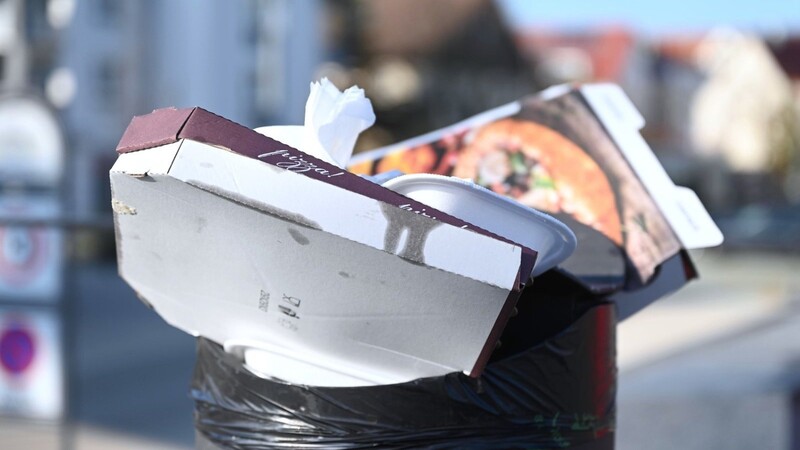 Pizzakartons und andere Essensverpackungen in einem öffentlichen Mülleimer: Ab Januar gilt das Mehrweggebot für Essen und Trinken zum Mitnehmen.