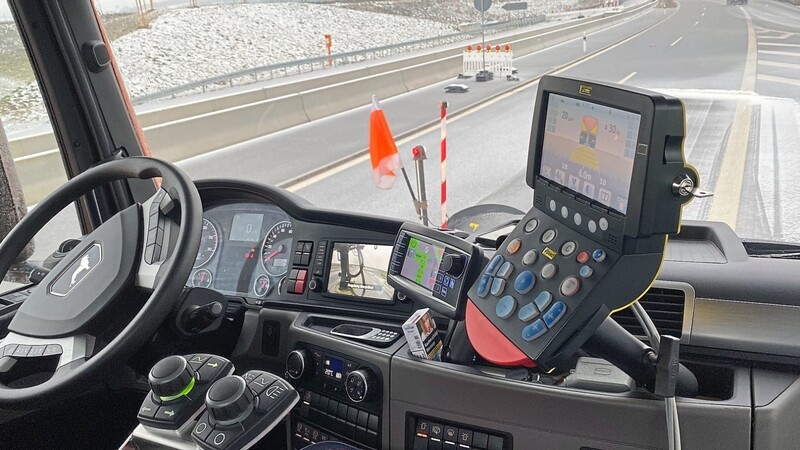 Über das Gerät rechts prüft der Fahrer verschiedene Daten wie die Bodentemperatur ab und stellt den Streuer danach ein.