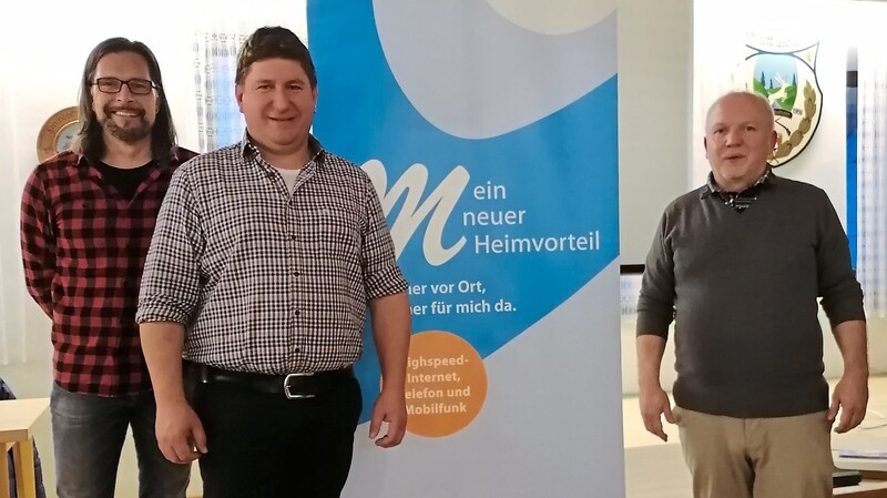 Bürgermeister Manuel Schott mit Gerhard Krämmer von der M-net und Breitbandpate Michael Holletzek von der Verwaltungsgemeinschaft Velden.