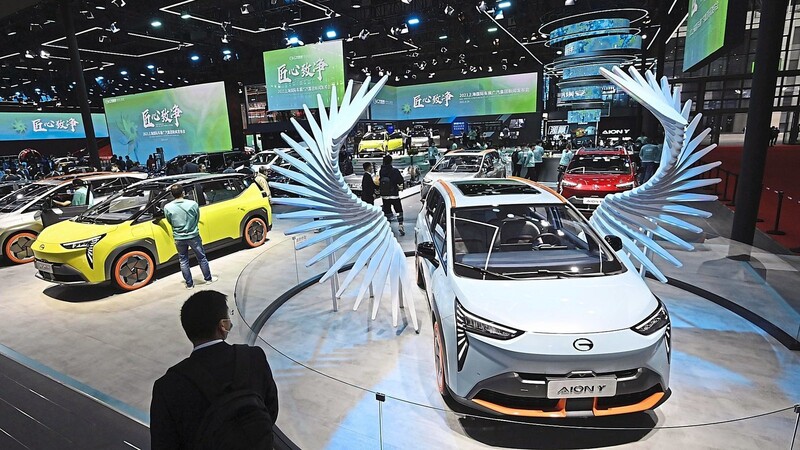 Chinesische Hersteller - im Bild der GAC Aion Y - sind inzwischen im eigenen Land sehr erfolgreich und drängen auch immer mehr auf den europäischen Markt, sagt Automarktexperte Dudenhöfer.