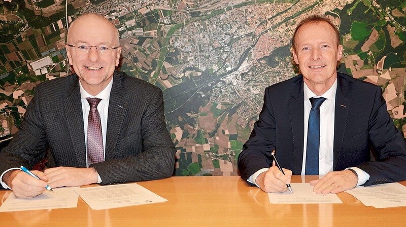 Im Rahmen eines Treffens mit Oberbürgermeister Alexander Putz unterzeichnete der designierte neue Werkleiter Jürgen Fürst am Freitagmittag seinen Dienstvertrag.