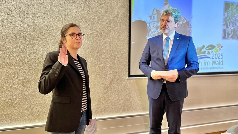 Jennifer Dietl schwor am Mittwochabend gegenüber Bürgermeister Sandro Bauer den Amtseid. Sie wurde damit offiziell Further Stadträtin.