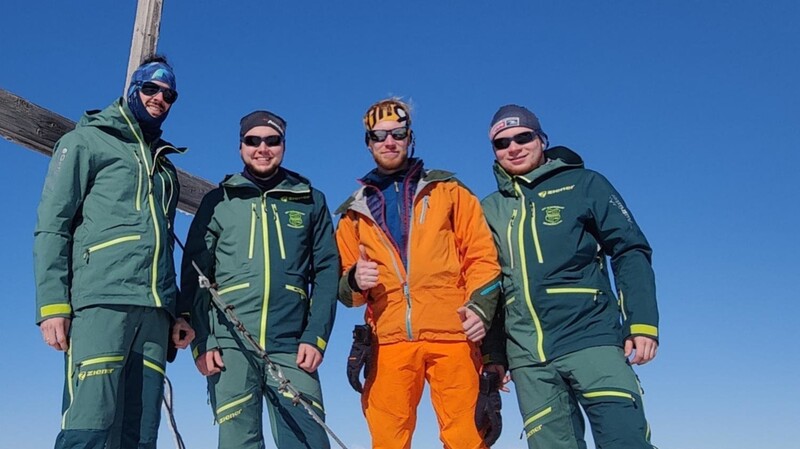 Nicht mehr Ski-, sondern Bergsportabteilung: In Schorndorf stehen Skitourengehen, Wandern und Klettern an. Mit dabei (von links): Josef Schmidbauer sowie Lukas, David und Simon Valta.