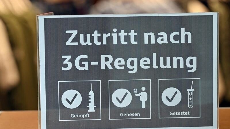 "Zutritt nach 3G-Regelung" steht auf einem Schild.