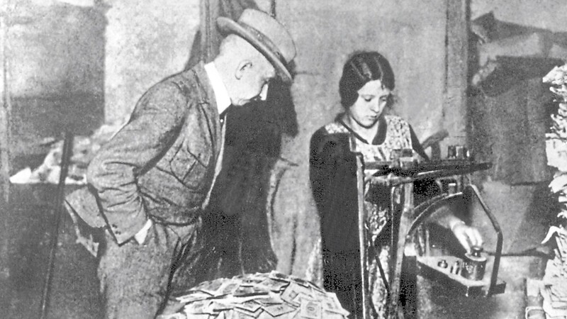 Weil das Nachzählen viel zu lange dauern würde, wurden die Geldscheine während der Inflation 1923 der Einfachheit halber abgewogen. Sie waren ohnehin das Papier nicht wert, auf dem sie gedruckt wurden.