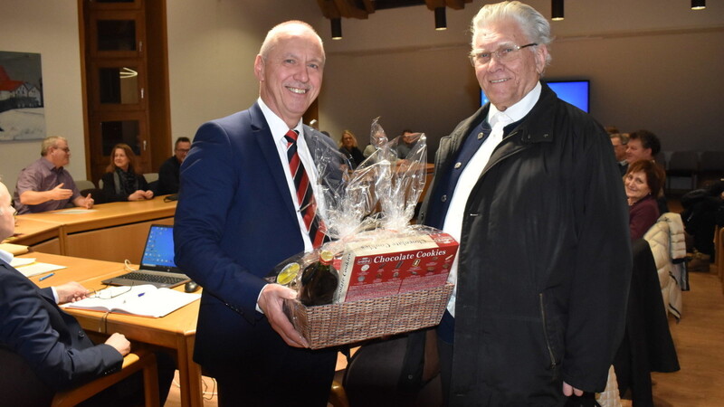 Bürgermeister Josef Reff dankte im Namen des Gemeinderats Ruhestandspfarrer Heinz Prechtl (rechts) für dessen Wirken in der katholischen Pfarrgemeinde.