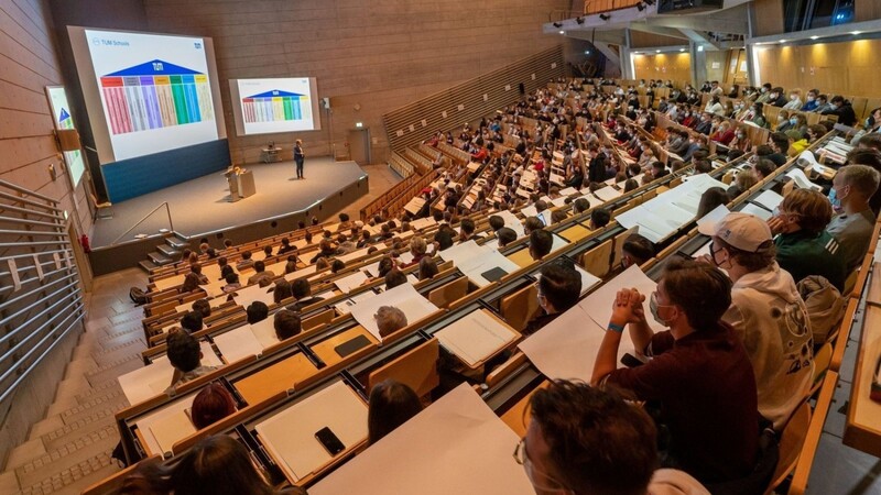 Studenten nehmen an einer Präsenzveranstaltung im Audimax der Technischen Universität München teil.