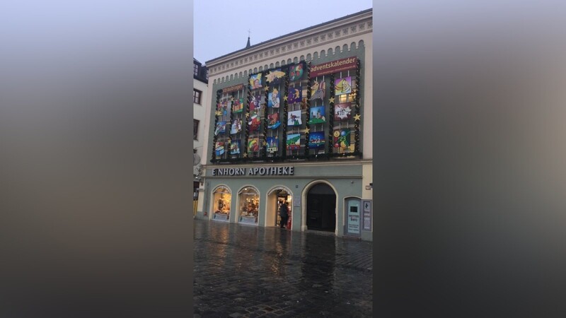 Weihnachten kommt: Der große Adventskalender ist wieder an einem Haus auf dem Stadtplatz in Straubing angebracht worden.