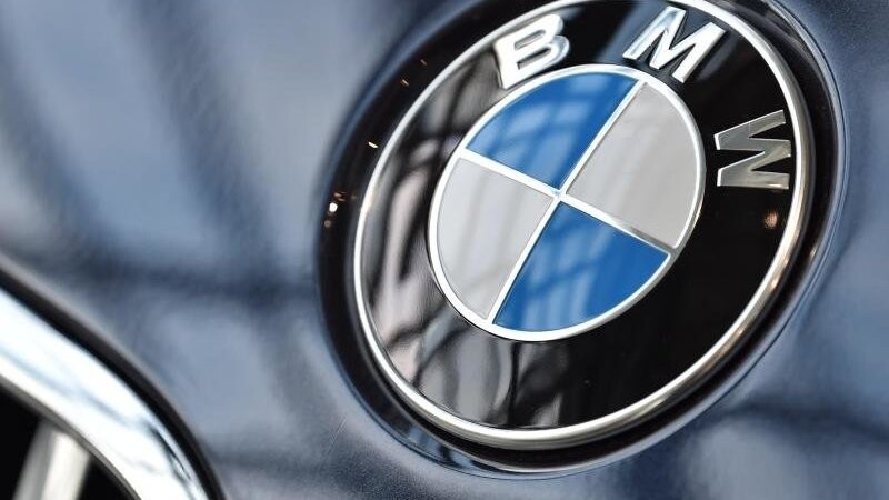 Der Autobauer BMW ruft weltweit mehr als eine Million Fahrzeuge zurück (Symbolbild).