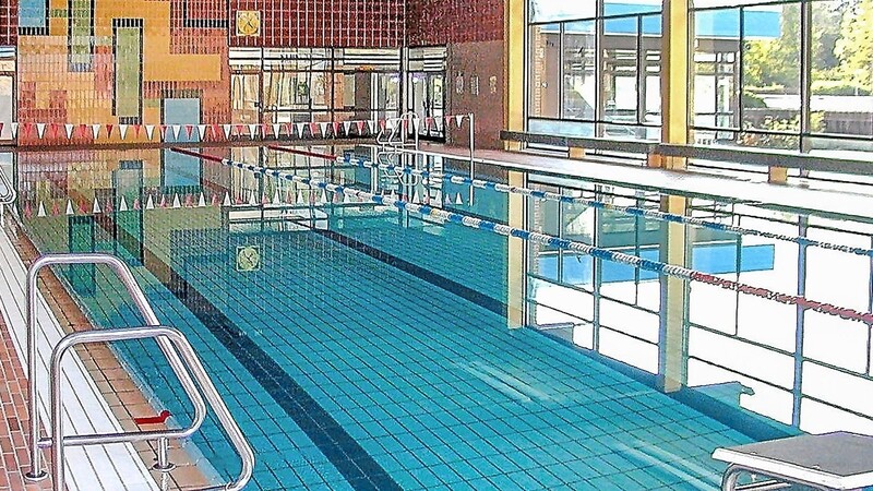 Der Landkreis Cham öffnet das Hallenbad Roding für zusätzliche Schwimmkurse (Symbolbild).