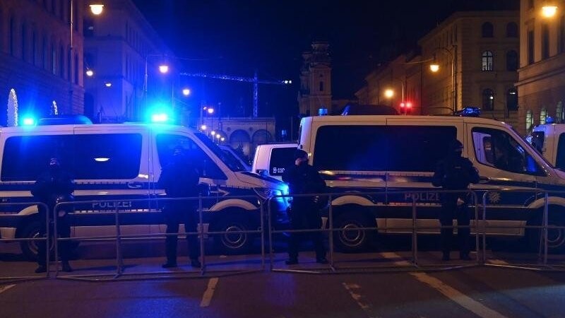 Polizisten riegeln eine Straße in der Münchner Innenstadt ab.