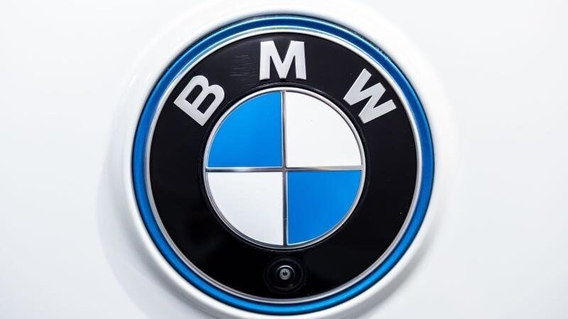 Das Logo von BMW am Heck eines Fahrzeugs.